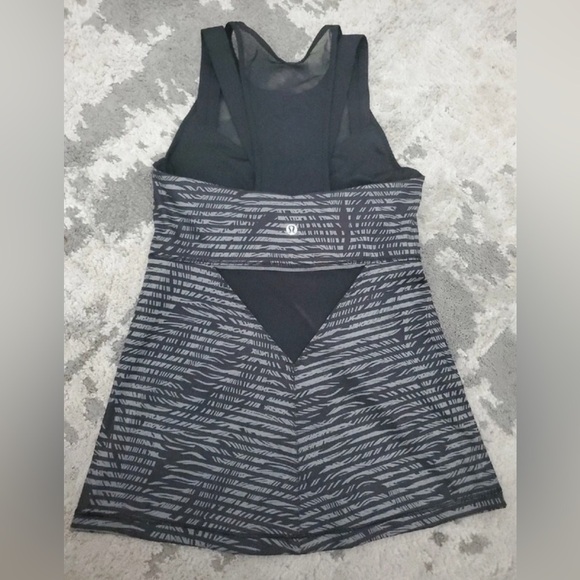 Lululemon Running In The City Tank in Stripe Play Slate Black Size 4 - Picture 6 of 6